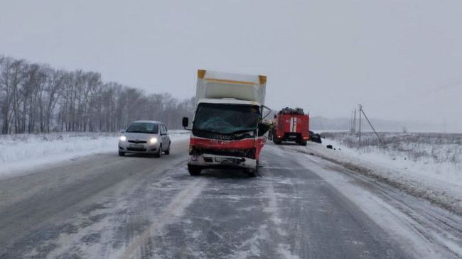 Дорожная обстановка не только в городе сложная. Трассы Новосибирской области тоже заметает. На Р-256 женщина..