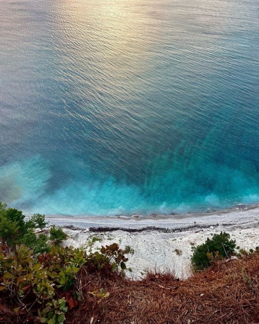 Голубая бездна радует глаз каждый раз 🌲🌊  Фото uvarova..