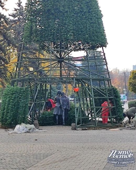 🎄🎈 Парк Галицкого уже украшают к Новому  Году. Может, и в Ростове..