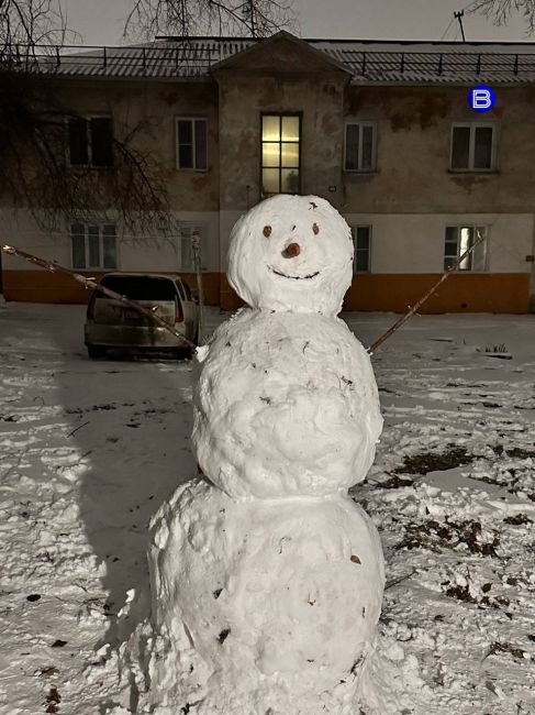 Пока кто-то ругается на плохо очищенные от снега дороги, креативные новосибирцы лепят снеговиков и делятся..