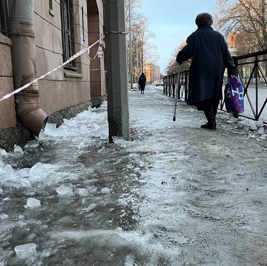 В Петербурге мужчина сломал лодыжку, поскользнувшись на льду возле клиники  Инцидент произошёл во..