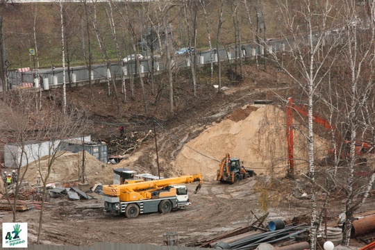 🏗🌳🚜 
Что происходит в Почаинском овраге? 
Экскаваторы бодро ездят по склонам. Везде цемент, трубы и..