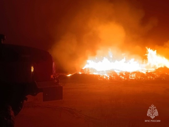 В поселке Первомайский произошел серьезный пожар на пилораме  Там загорелись коробочные отходы на площади..