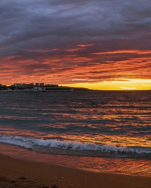 Панорама заката в Геленджике 🌅  Фото..