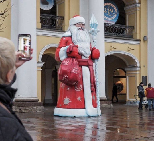 Деда Мороза установили около Гостиного двора. ❄️ 🎅..