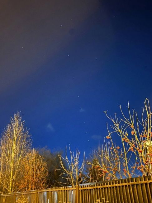 ️🌌🛰️ Магнитогорск поймал "звёздный поезд" Илона Маска  Жители Магнитогорска стали свидетелями..