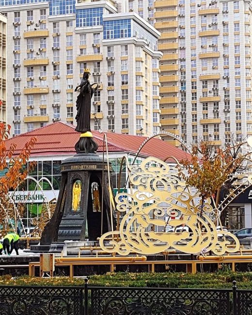 В гостях на Красной 🎄 Ну что сказать: Парк Галицкого поглощает город - и это хорошая новость 😇😂  Конечно же..