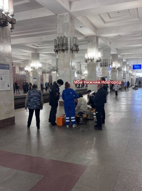 🗣️ Женщина упала на рельсы на станции метро «Московская»  Нижегородке стало плохо и она упала с платформы..