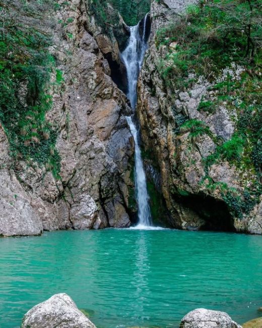 Агурские водопады без воды😬 И такое бывает. Не каждый год, но бывает.  На последнем фото для сравнения..