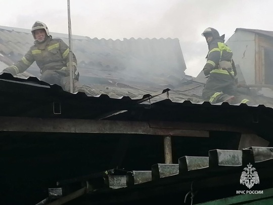 ⚡️Из-за сильного ветра в Волгодонске произошёл пожар в частном доме  Ветер повалил дерево на Пионерской,..