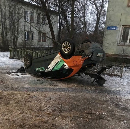 🗣Недоброе утро на улице Иванова — «Делимобиль» перевернулся на крышу в результате..