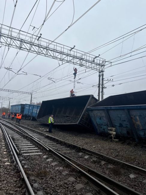 ⚡️Грузовые вагоны сошли с рельсов в Ленобласти  ЧП произошло сегодня на жд/путях станции..