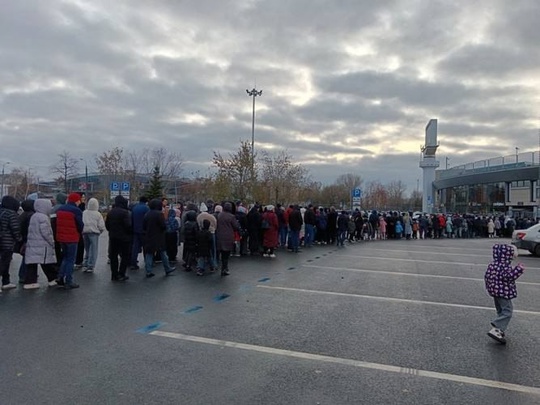 Выставку подбитой техники НАТО в Казани посетили тысячи человек, очередь тянулась от станции метро..