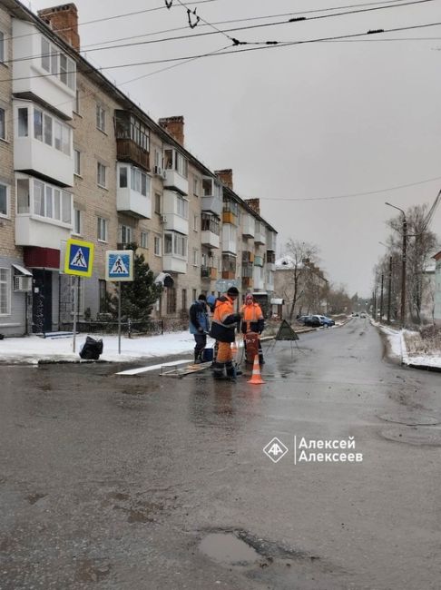 🗣В Дзержинске дорожники выбрали идеальное время для нанесения разметки 
«Один специалист метёлкой..