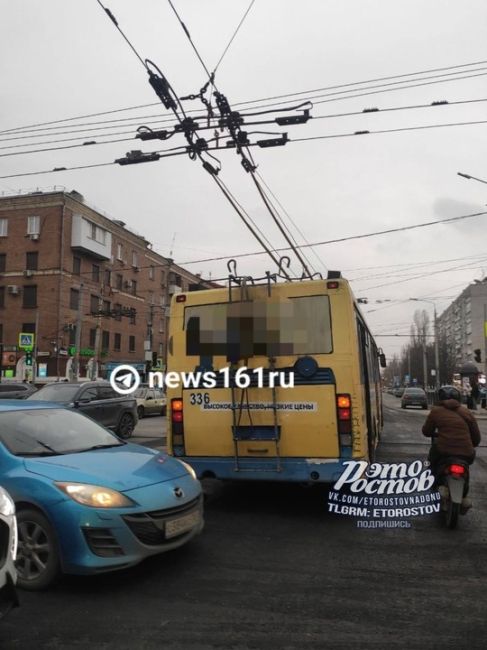 ⚠️ Троллейбус аккурат сломался на перекрёстке Красноармейской/Ворошиловского. Из-за этого центр..