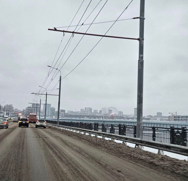 Тротуары на Октябрьском мосту снова доступны для пешеходов  Закрыты они были с ноября 2022 года. Тротуары..