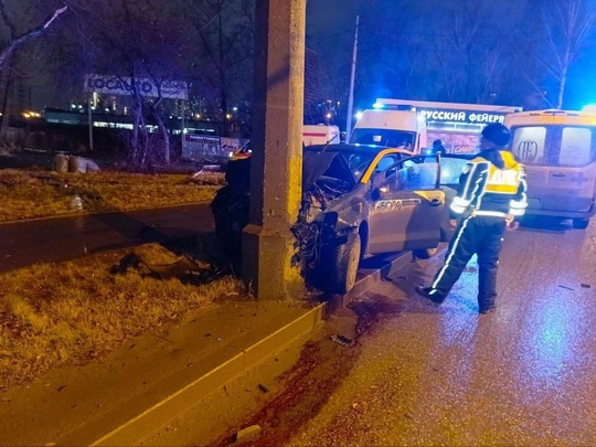 В Екатеринбурге водитель каршеринга на Volkswagen Polo не справился с управлением и врезался в фонарный столб  В..