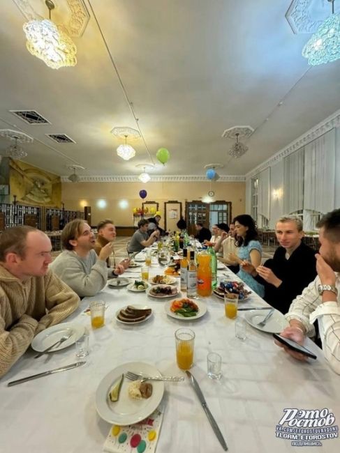 🎂 Чувак отпраздновал день рождения в обычной столовке. Там были пюрешки с котлеткой, диджей и даже спирт в..