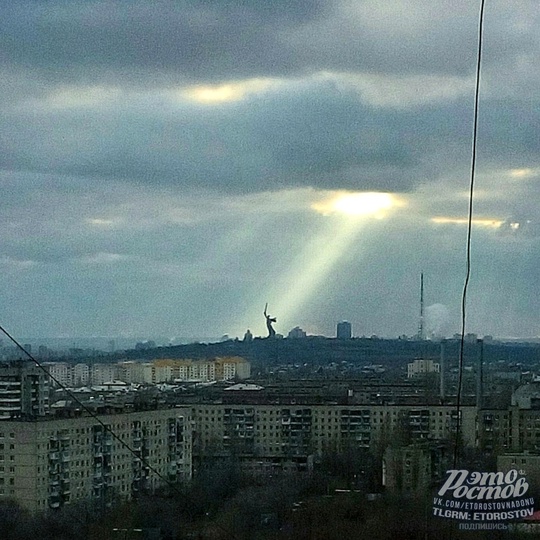 Родина-мать в Волгограде подсвечивается лучами Солнца..