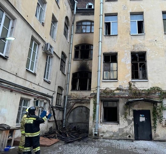 В горевшей коммуналке, где погибли пятеро, жил маргинал  Число жертв ночного пожара в центре Петербурга..