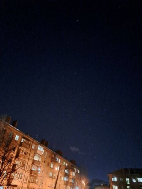 ️🌌🛰️ Магнитогорск поймал "звёздный поезд" Илона Маска  Жители Магнитогорска стали свидетелями..