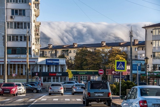 Над Маркотхским хребтом в Новороссийске повисла "Борода"  Густые облака, которые жители Новороссийска..