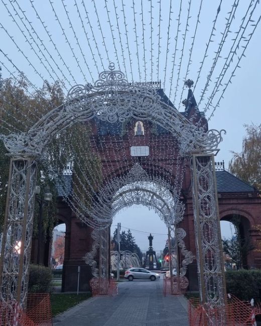 На арках на Красной протягивают многочисленные гирлянды  Фото..