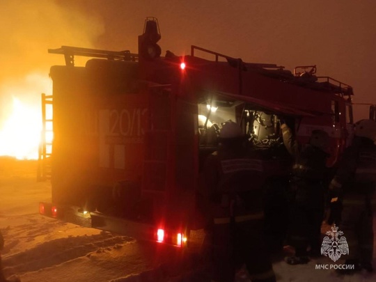 В поселке Первомайский произошел серьезный пожар на пилораме  Там загорелись коробочные отходы на площади..