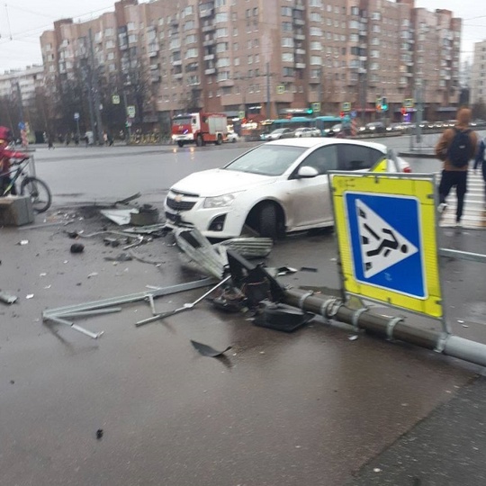 Автомобиль вылетел на тротуар в Калининском районе 
Авария произошла около метро «Гражданский проспект»...