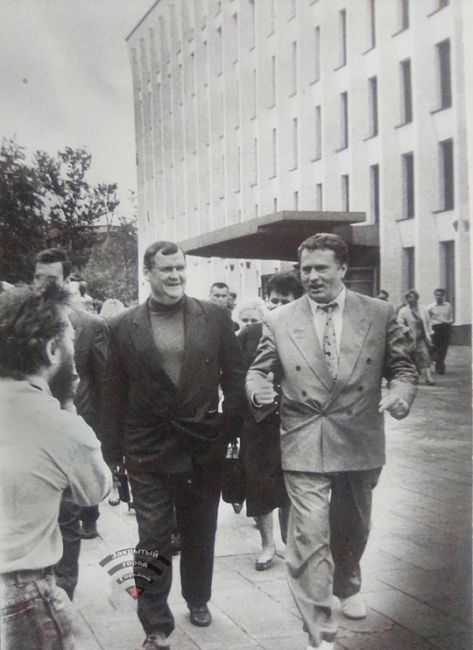 В.В.Жириновский , 1994 год.. 
В.В.Жириновский в кабинете Б.Е.Немцова , 1994 год. 
Немцов и Жириновский если мягко..