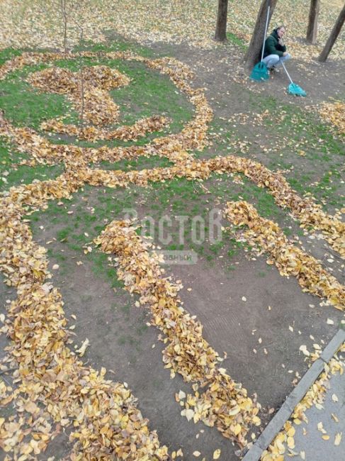 Парк имени октября. Люди таким образом показали в осени есть место для улыбки.  За кадры спасибо нашему..