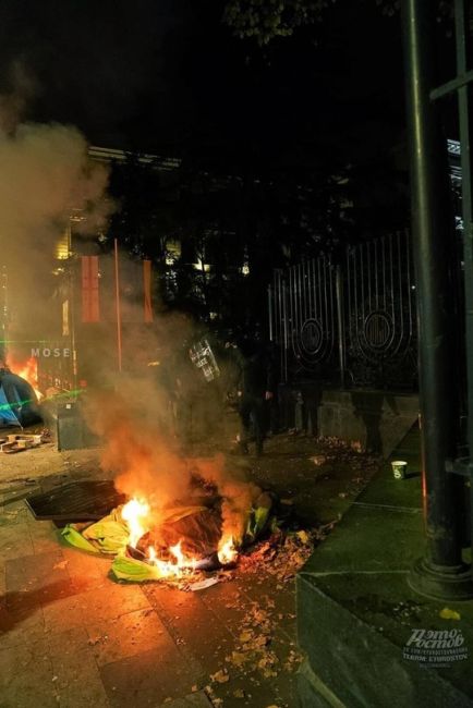 🔥⚠️ Массовые ночные беспорядки в Грузии. Протестующие не согласны с результатами выборов и считают, что в..