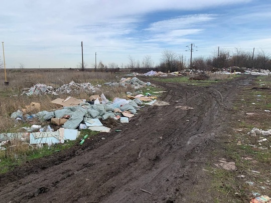 «В микрорайоне Российском устроили стихийную свалку. Чёрные мусорщики ночью, без фар, не боясь застрять в..