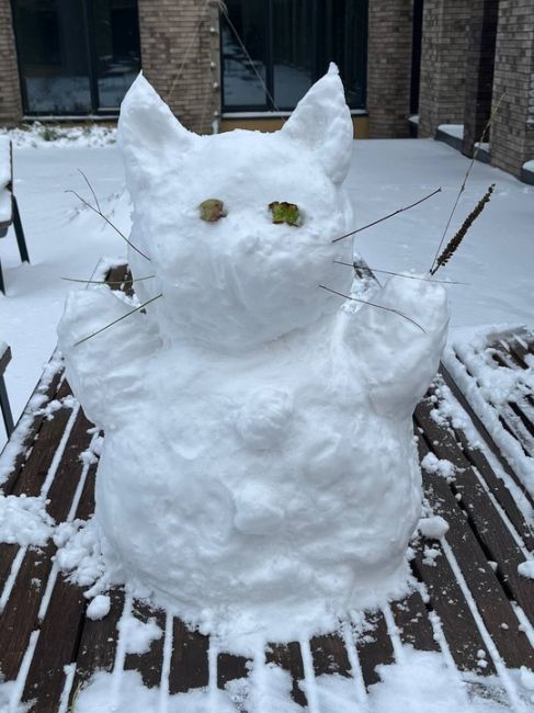 ⛄️Время лепить первых снеговичков.  Некоторые скульпторы решили подойти к вопросу очень..