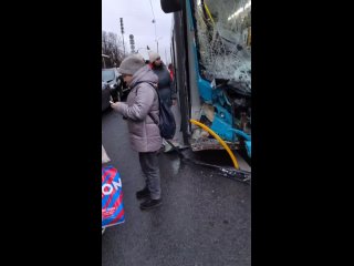 Лазурный автобус устроил массовое ДТП с припаркованными машинами  Утро пятницы в Петербурге началось с..