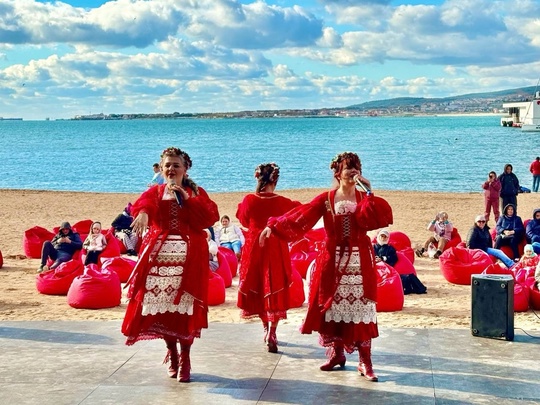 🏖️ В Геленджике заработали зимние пляжи  На пляжных территориях курорта «Багамы», «Саламандра» обустроены..