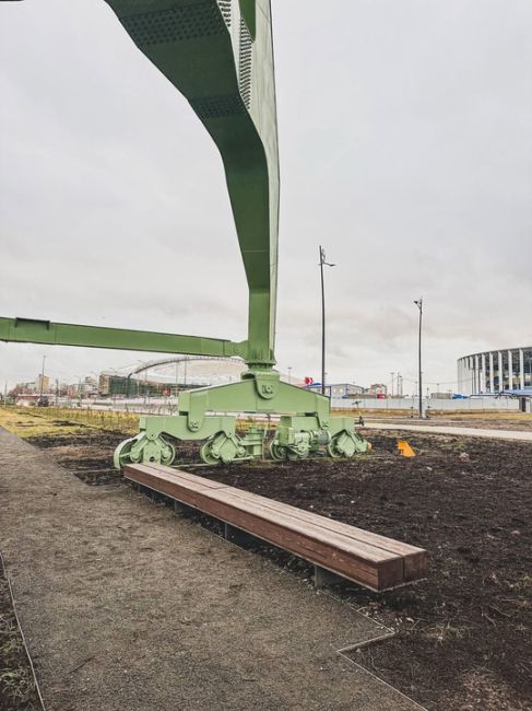 Доброе утро💛  🏗На стрелке Портовый кран и его величие 
А ещё там появилась скамеечка 🪑 
И вообще всё..