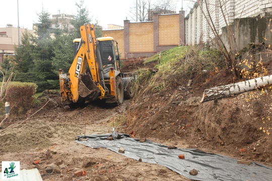 🏗🌳🚜 
Что происходит в Почаинском овраге? 
Экскаваторы бодро ездят по склонам. Везде цемент, трубы и..