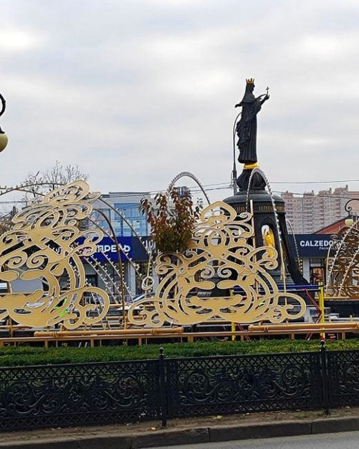 В гостях на Красной 🎄 Ну что сказать: Парк Галицкого поглощает город - и это хорошая новость 😇😂  Конечно же..