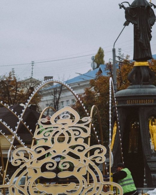 Улица Красная с каждым днём всё больше наряжается к Новому году  Фото:..