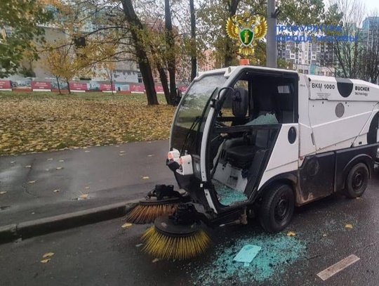 Очень агрессивный водитель на ул. Авиаторов расколотил стекло уборочной техники.  Мужчина остановился на..