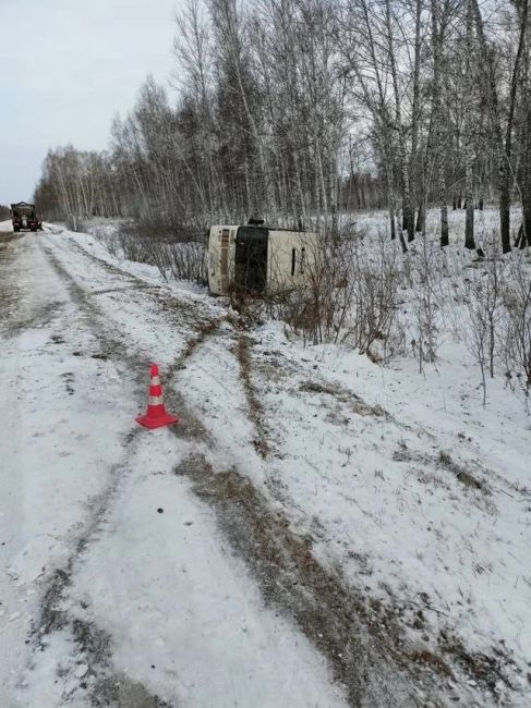 В Каргатском районе пассажирский автобус опрокинулся в кювет  21 ноября в 9:15 на 50 км дороги "Каргат-Кочки"..