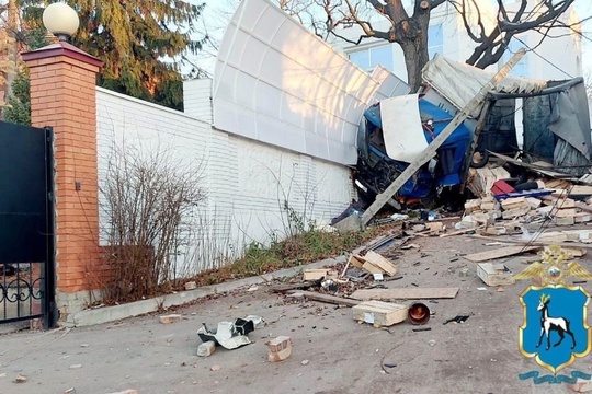 В Самаре грузовик врезался в забор жилого дома № 166а на 3-й просеке.  В результате аварии пострадал водитель,..