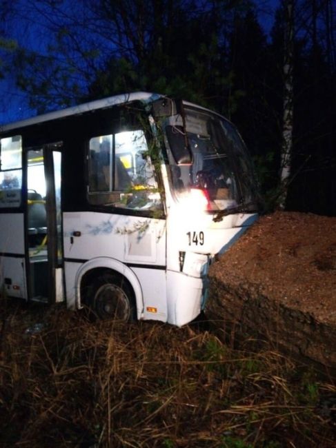 ❗️Автобус с пассажирами слетел в кювет под Выборгом 
54-летний водитель маршрутки на 101-м километре трассы..