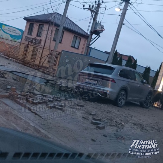 ⛲️ Ночью затопило Каскадную - провалилась земля и сильно прорвало трубу. Сейчас прорыв устранили, а дорога..