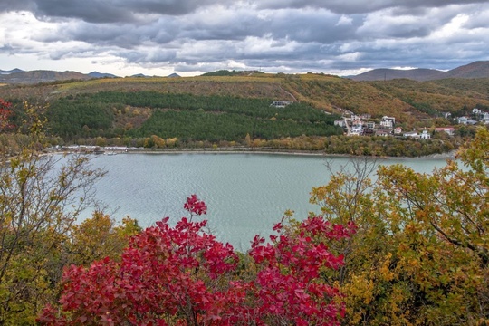 Осень в Абрау - Дюрсо! 😊🍁🍂🍁 
Фото: Sega..