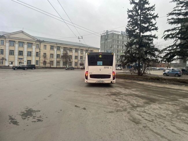 В Новосибирске девушка упала в салоне автобуса и получила травмы  02.11.2024 4 в 16.10 64-летний водитель маршрутного..