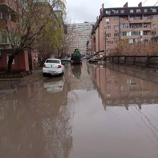 В Краснодаре из-за снега с дождем на улицы вывели водооткачивающую технику  Об этом сообщает Единая..