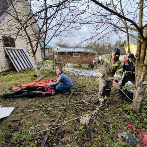 Под Колтушами спасателям пришлось доставать 73-летнего пенсионера из 13-метрового колодца  Инцидент..