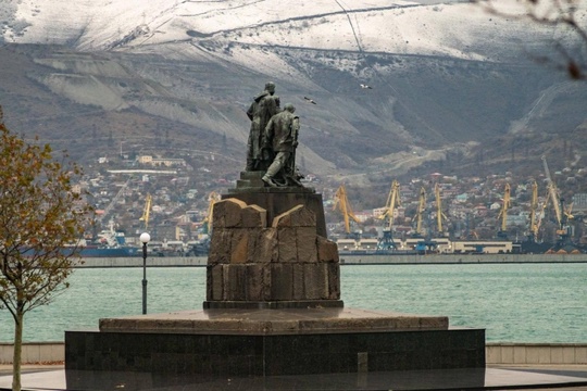 В Новороссийске горы припорошило снежком, и это так красиво смотрится на контрасте с золотой листвой..